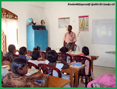 Englisch-Unterricht bei Mr. de Silva im Chathura-Kinderheim in Sri Lanka 