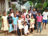 die Heimfamilie im Chathura-Kinderheim in Sri Lanka bedankt sich fuer die Hilfe