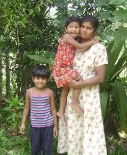 Senuri, Wadani u. Mutter im Chathura-Kinderheim in Sri Lanka 