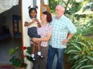 Familie Hasemann mit der kleinen Nisansala im Chathura-Kinderheim in Sri Lanka