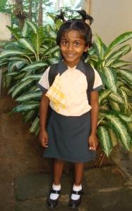Nisansala in der Kindergartenuniform im Chathura-Kinderheim in Sri Lanka