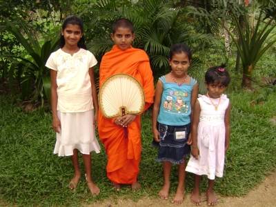 die drei Schwestern mit ihrem Bruder im Chathura-Kinderheim in Sri Lanka