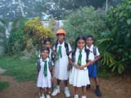 morgens um 7 Uhr gehen die Kinder zum Schulbus im Chathura-Kinderheim in Sri Lanka