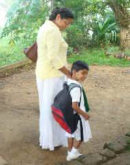 Vinitha begleitet Tharushi zur Schule neben dem Chathura-Kinderheim in Sri Lanka