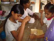 ein neues Spiel fuers Chathura-Kinderheim in Sri Lanka 
