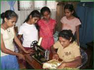 die grossen Maedchen schauen interessiert Vinitha bei den Naeharbeiten zu -im Chathura-Kinderheim in Sri Lanka -