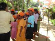 Gleich gibt es was Kuehles zum Trinken beim Ausflug des Chathura-Kinderheims in Sri Lanka 