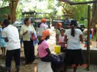 Rast im Park beim Ausflug des Chathura-Kinderheims in Sri Lanka 