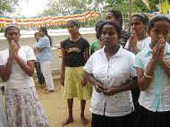 Die Kinder vom Chathura-Kinderheim / Sri Lanka im Tempel von Anuradapura