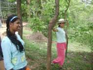 Nishanthi und Sangeetha beim Ausflug des Chathura-Kinderheims