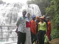 Die Kinder vom Chathura-Kinderheim / Sri Lanka an einem Wasserfall im Hochland