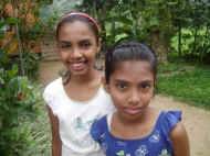 Dilki (links) und Malki im Chathura- Kinderheim in Sri Lanka 