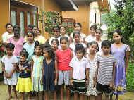 unsere Heimfamilie im Chathura-Kinderheim auf Sri Lanka Anfang Dezember 2010