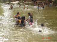 Ein kuehles Bad im heiligen Fluss von Kataragama, dem Menik-Ganga. Ausflug des Chathura-Kinderheims 