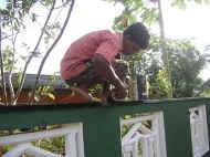 Malerakrobatik auf der schmalen Mauer im Chathura-Kinderheim in Sri Lanka 