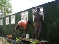 die Aussenmauer vom Chathura-Kinderheim in Sri Lanka wird neu gestrichen 