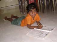 Kumari lernt Lesen im Chathura-Kinderheim