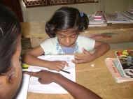 auch Rechnen will gelernt sein - Tharushi im Chathura-Kinderheim