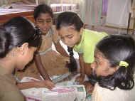 auch die Schularbeiten im Chathura-Kinderheim machen zusammen mehr Spass 