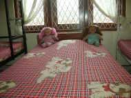 die Kinder im Chathura-Kinderheim bringen morgens ihre Betten selbst wieder in Ordnung