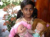 Nisansala im Chathura-Kinderheim hat gleich zwei Puppen