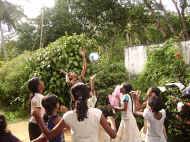 beim Ballspielen im Chathura-Kinderheim in Sri Lanka machen alle mit