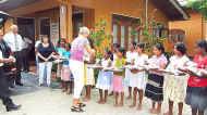 die Frau des Deutschen Botschafters verteilt Geschenke an die Maedchen im Chathura-Kinderheim in Sri Lanka 