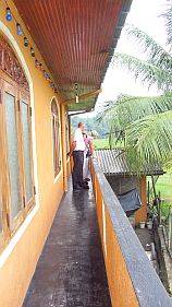 der Deutsche Botschafter, Dr.Juergen Morhard, besucht das Chathura-Kinderheim in Sri Lanka und bestaunt die herrliche Lage