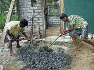 Barfuss mischen die Arbeiter den Beton. - Bauarbeiten am Chathura-Kinderheim