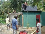 Die zusaetzlichen Waschplaetze werden gemauert - Bauarbeiten am Chathura-Kinderheim