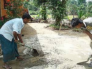 besonders Betonmischen im Sarong ist fuer uns doch sehr gewoehnungsbeduerftig 