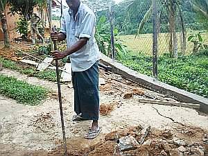 viel harte Handarbeit war noetig, um den alten Betonbelag im Chathura-Kinderheim aufzubrechen