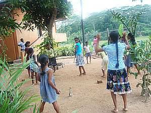 unsere Maedchenim Chathura-Kinderheim koennen es gar nicht mehr abwarten, bis der Hof endlich fertig ist 