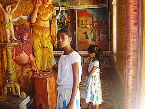 die Maedchen vom Chathura-Kinderheim bestaunen die vielen bunten Gemaelde und Figuren, die aus dem Leben von Lord Buddha erzaehlen. 