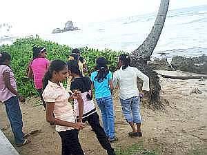 die Maedchen vom Chathura-Kinderheim machen einen Ausflug ans Meer bei Koggala