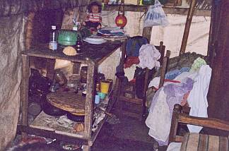 Lebensbedingungen in einer armseligen Hütte in Sri Lanka