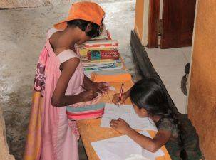 die Mädchen im Chathura-Kinderheim lernen fleißig 