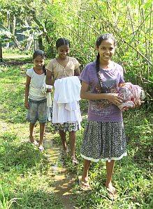 Imasha hilft bei der Beaufsichtigung der Maedchen im Chathura-Kinderheim mit. 