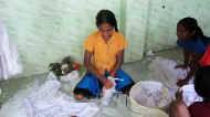 die Mädchen im Chathura-Kinderheim müssen lernen, wie die weißen Schuluniformen wieder sauber werden. 