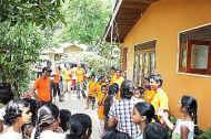 die Jungs vom Eliya-Kinderheim besuchen das Chathura-Kinderheim in Mabotuwana