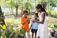 die Jungs vom Eliya-Kinderheim besuchen das Chathura-Kinderheim in Mabotuwana