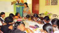 die Mädchen im Chathura-Kinderheim lassen sich von Kalpani bei den Hausaufgaben helfen