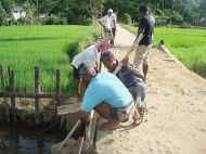 die Einwohner von Mabotuwana haben beschlossen, die kleine Brücke selbst zu reparieren