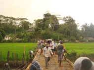 in Eigenleistung reparieren die Einwohner von Mabotuwana die baufällige Brücke