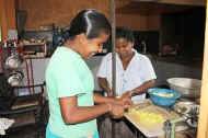 Inoka und Nitha im Chathura-Kinderheim schneiden Gemüse