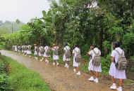 die Mädchen vom Chathura-Kinderheim können wieder gefahrlos den Weg über die Brücke zum Schulbus laufen 