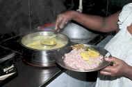heute gibt es Kochbananen im Chathura-Kinderheim 