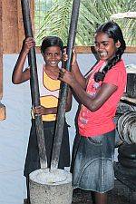 Prashila und Devika im Chathura-Kinderheim zerstoßen getrocknete Mungbohnen zu Mehl