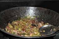 Gemüse, Hähnchenfleisch und Gewürze schmoren im Chathura-Kinderheim zu einem leckeren Gericht. 