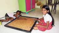 Iresha und Nisansala spielen im Chathura-Kinderheim Carrom
